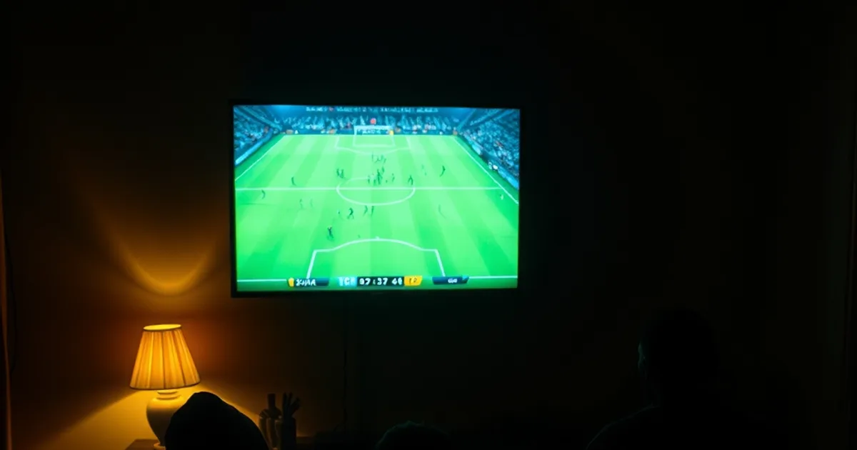 Salon plongé dans la pénombre au Sénégal, une famille regarde un match de Ligue des Champions sur un grand écran dans la lueur bleutée de la télévision